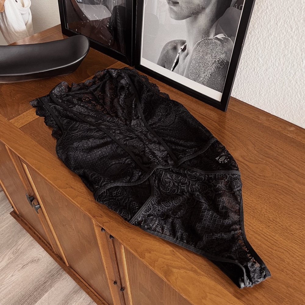 BLACK LACE DEEP V BODYSUIT